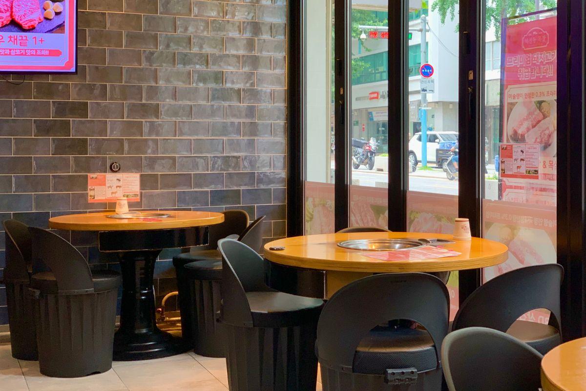 bàn ghế ở Iksundong Farm, Nhà hàng thịt nướng BBQ nổi tiếng ở Ikseondong, Seoul