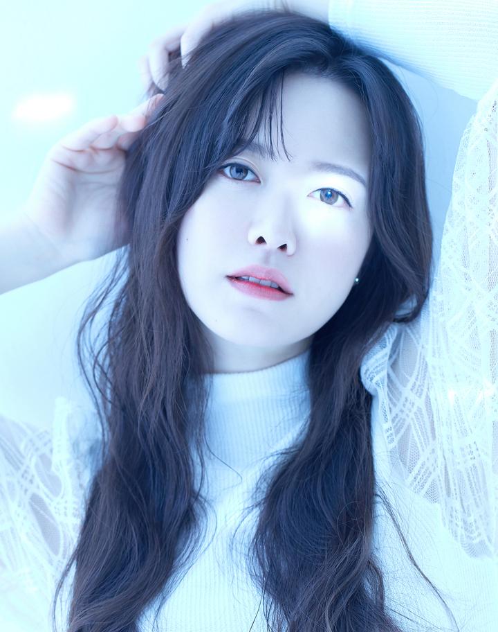 女優ク·ヘソンが、白いレースの服を着ている姿