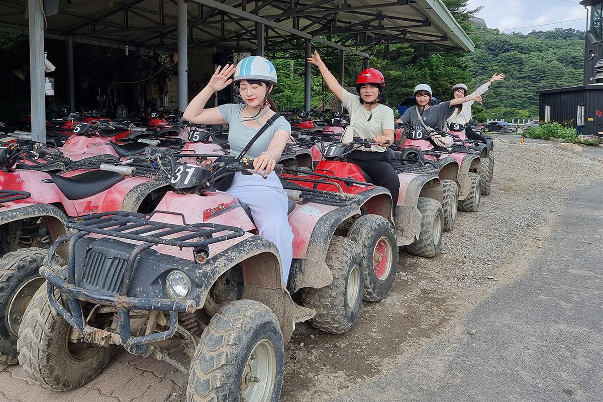 กลุ่มเพื่อนสนุกสนานกับการขี่ ATV ที่มุนกยอง เกาหลีใต้