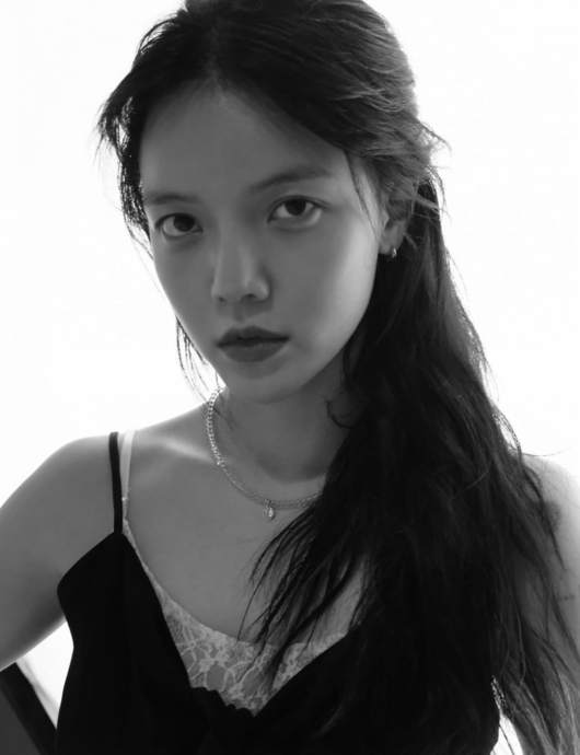 黒い服を着た女性のぼかしが入ったプロフィール写真。長い髪を下ろしている。