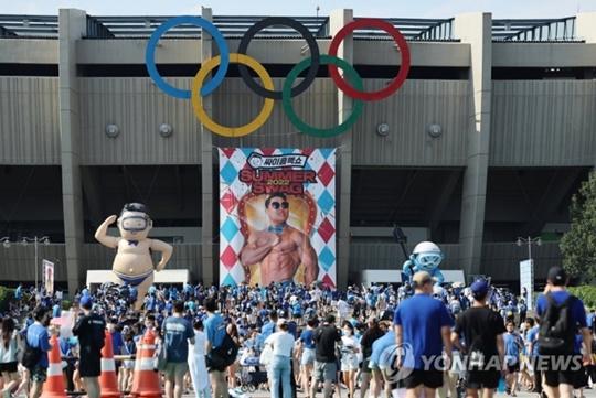 ソウル蚕室オリンピック主競技場の「サマースワッグ2022」に集まる観客たち