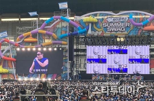 PSYのサマースワッグ2022 ソウルコンサートでのステージと大勢の観客