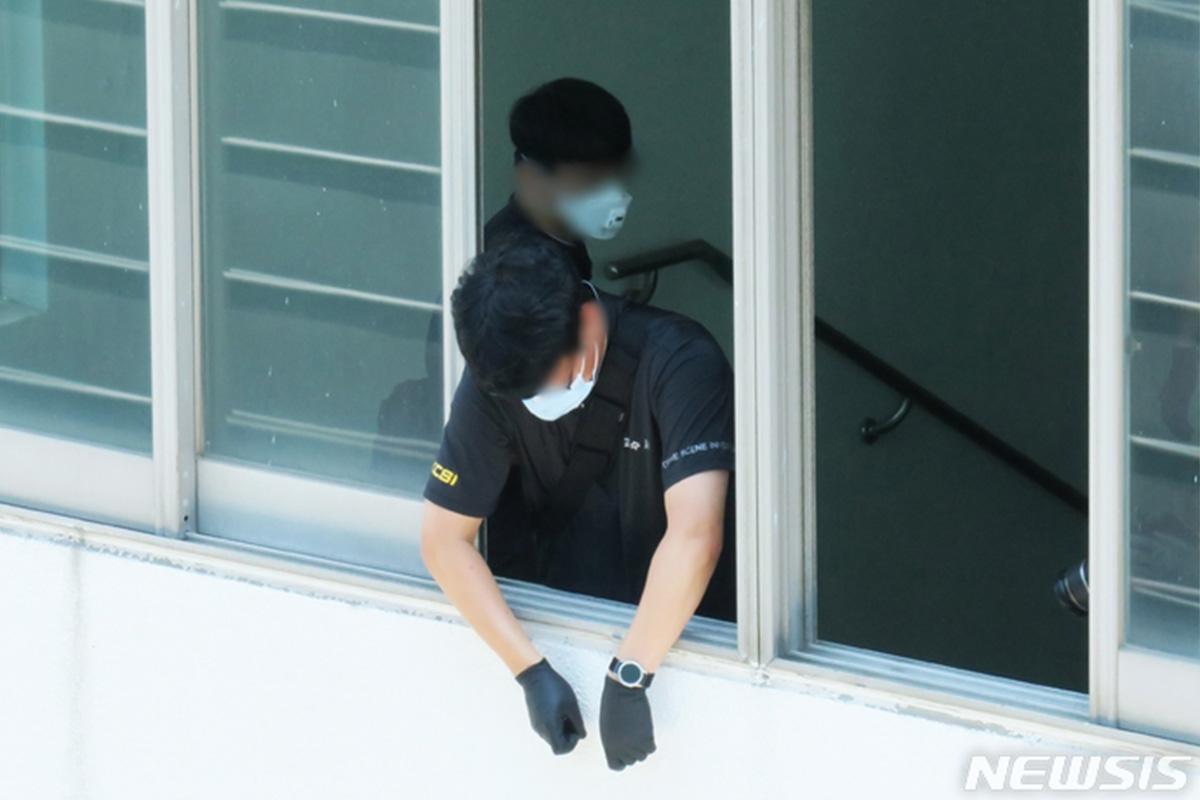 เจ้าหน้าที่ตำรวจตรวจสอบบริเวณหน้าต่างของอาคารเรียนที่นักศึกษาหญิงตกลงมาเสียชีวิตในมหาวิทยาลัยอินฮา