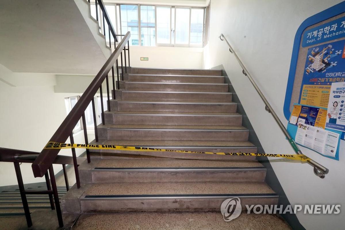 จุดเกิดเหตุบริเวณบันไดอาคารเรียนที่มหาวิทยาลัยอินฮา ที่มีนักศึกษาหญิงตกลงมาเสียชีวิตในกรุงโซล