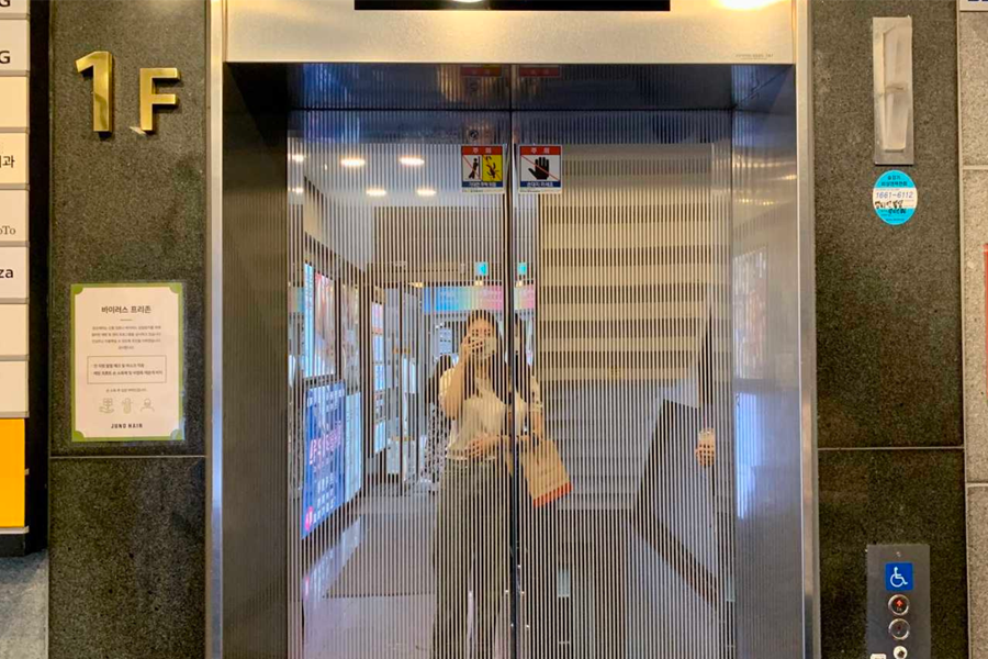 位於星巴克一樓的階梯，通往 Ohui & Whoo Spa 的入口。