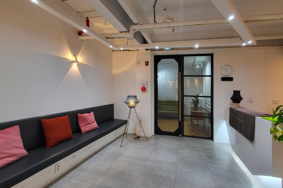 Ohui & Whoo Spa 內部休息區，設有柔和的照明和舒適的沙發。