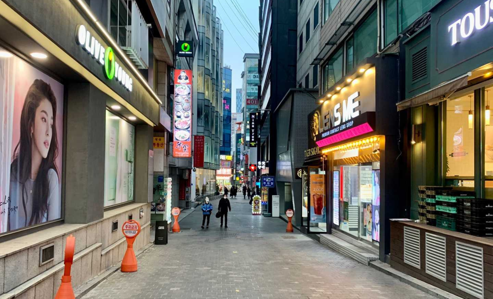 明洞の街並み。オリーブヤングを通り過ぎた道沿いにショップが並ぶエリア。