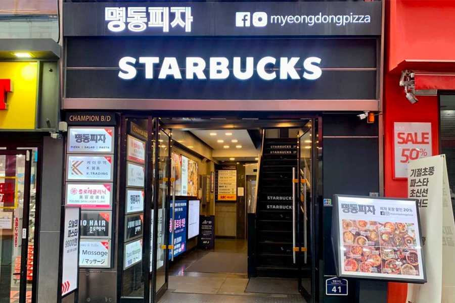 來到第二個三岔路口處，一樓可看到星巴克，指引至 Ohui & Whoo Spa 的方向。