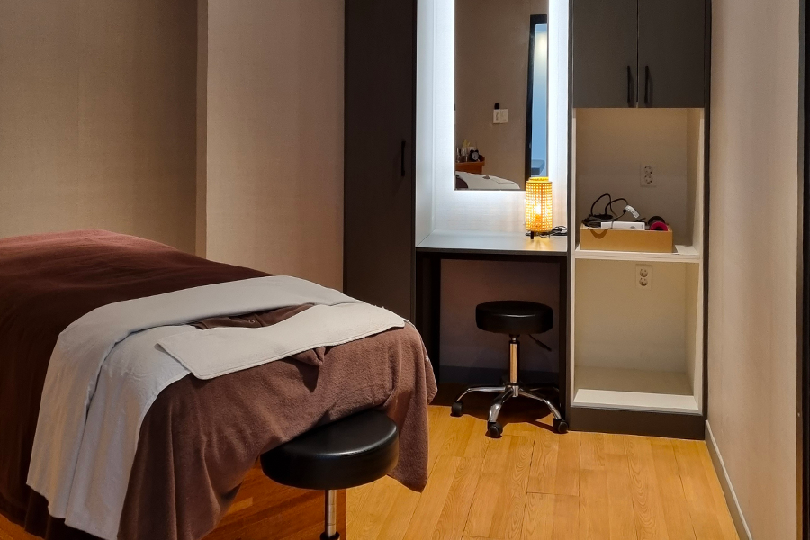 Ohui & Whoo Spa 的治療房間，設有舒適的床和化妝臺，環境安靜舒適。