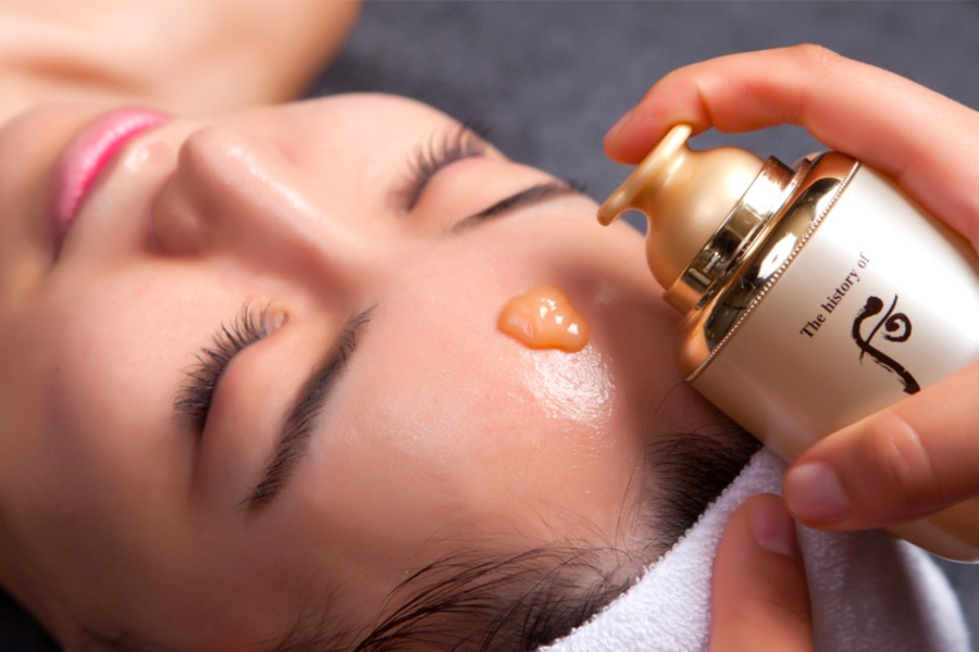 使用高級護膚品牌「Whoo後」產品進行面部護理的一部分。