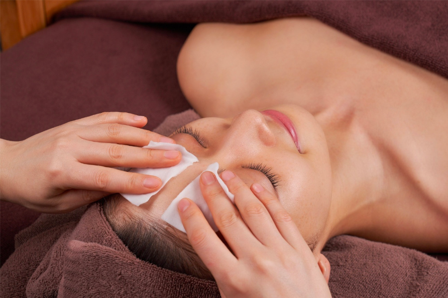 客人在 Ohui & Whoo Spa 接受面部護理，享受舒適放鬆的時光。