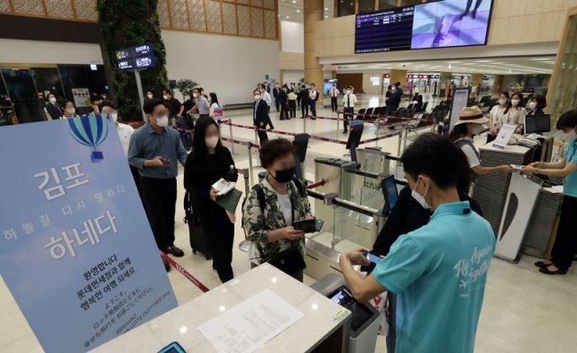 金浦空港で羽田行きの搭乗手続きをしている乗客たち