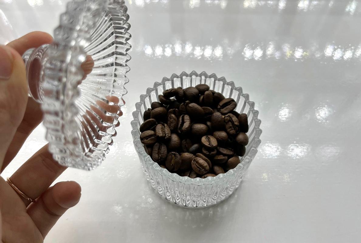 Листы бумаги с описанием каждого аромата на столе в Aroma Forest Sangam.