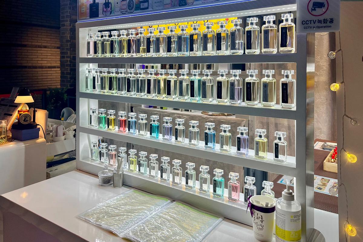 Женская рука держит крышку банки с кофейными зёрнами для освежения в Aroma Forest Sangam.