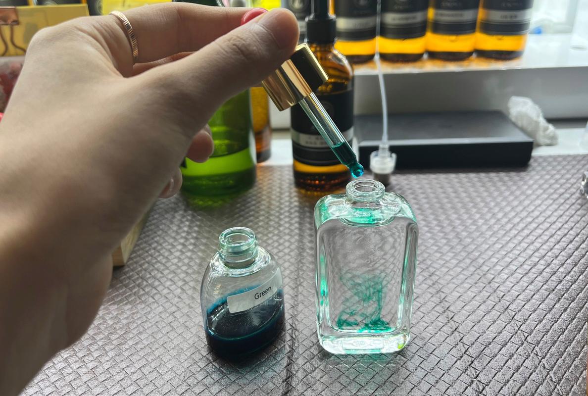 Добавление красителя в парфюмерную бутылку в Aroma Forest Sangam.