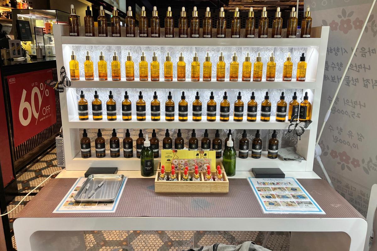 Пробники бутылочек с парфюмами Aroma Forest в Sangam мастерской.