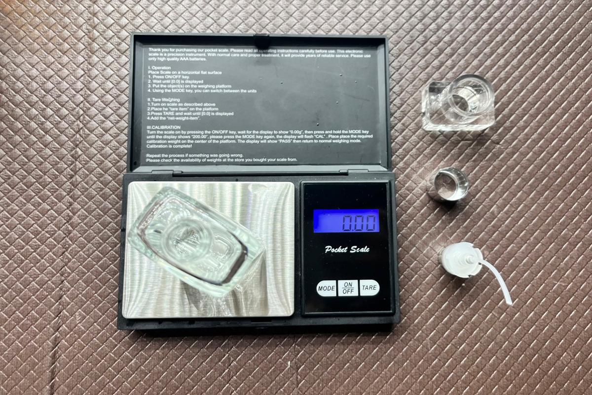 Весы для измерения ингредиентов духов в Aroma Forest Sangam.