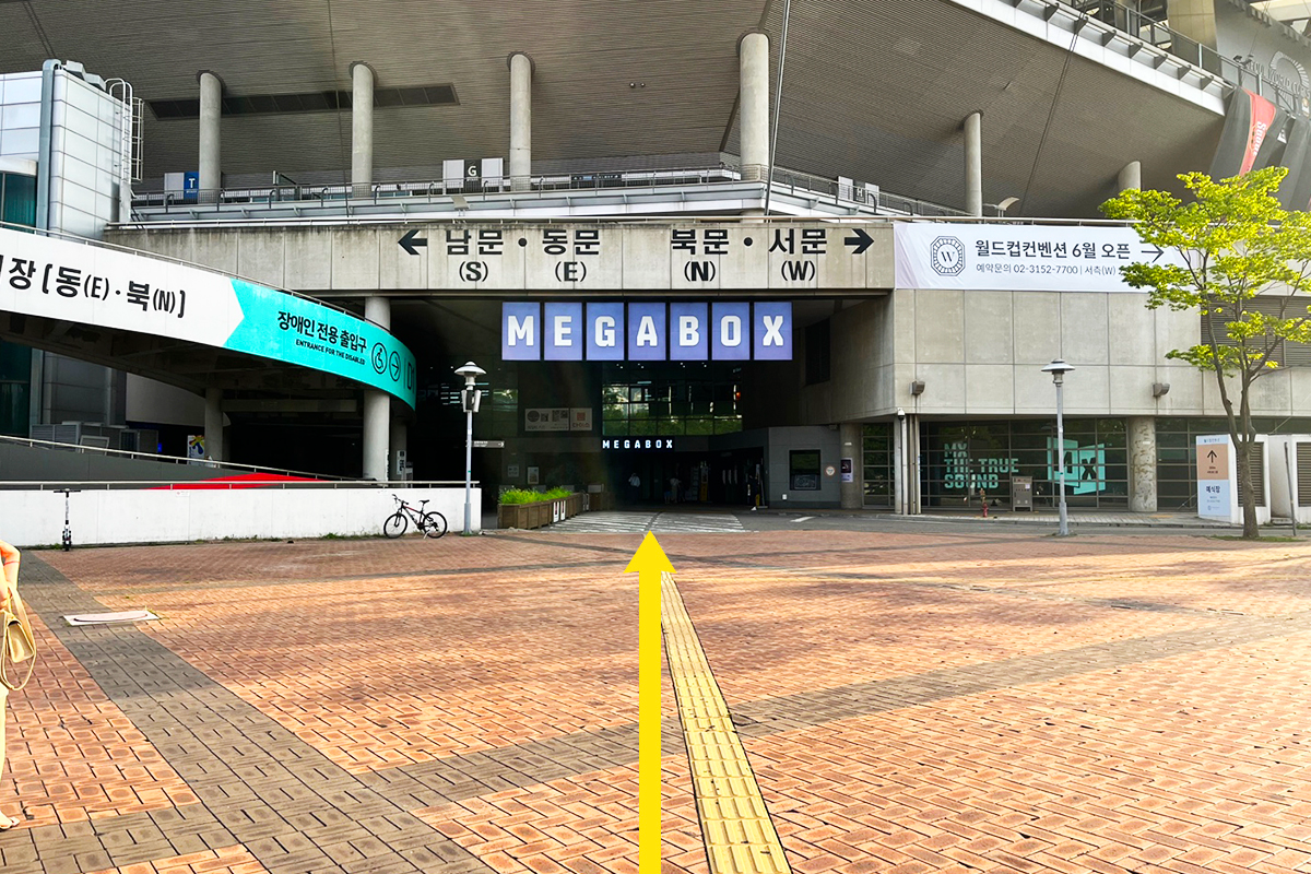 Подъём по лестнице к входу Мегабокс на World Cup Stadium.
