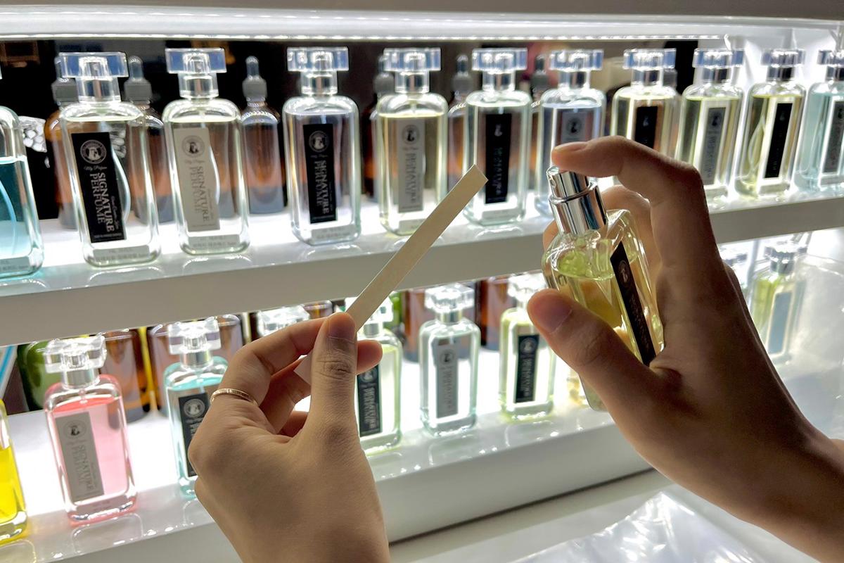 Стенд Aroma Forest Sangam с выставкой различных ароматов для тестирования.