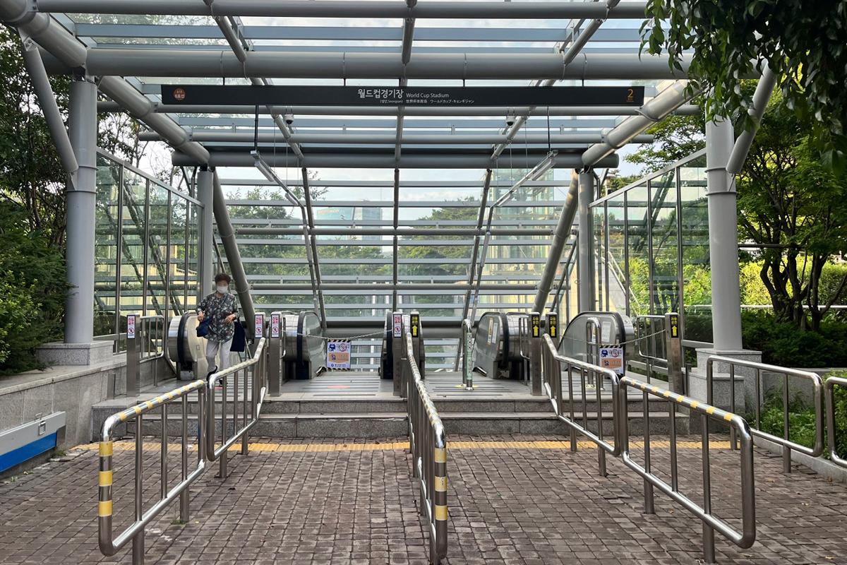 Вход на станцию World Cup Stadium, вид от эскалатора на Мегабокс.