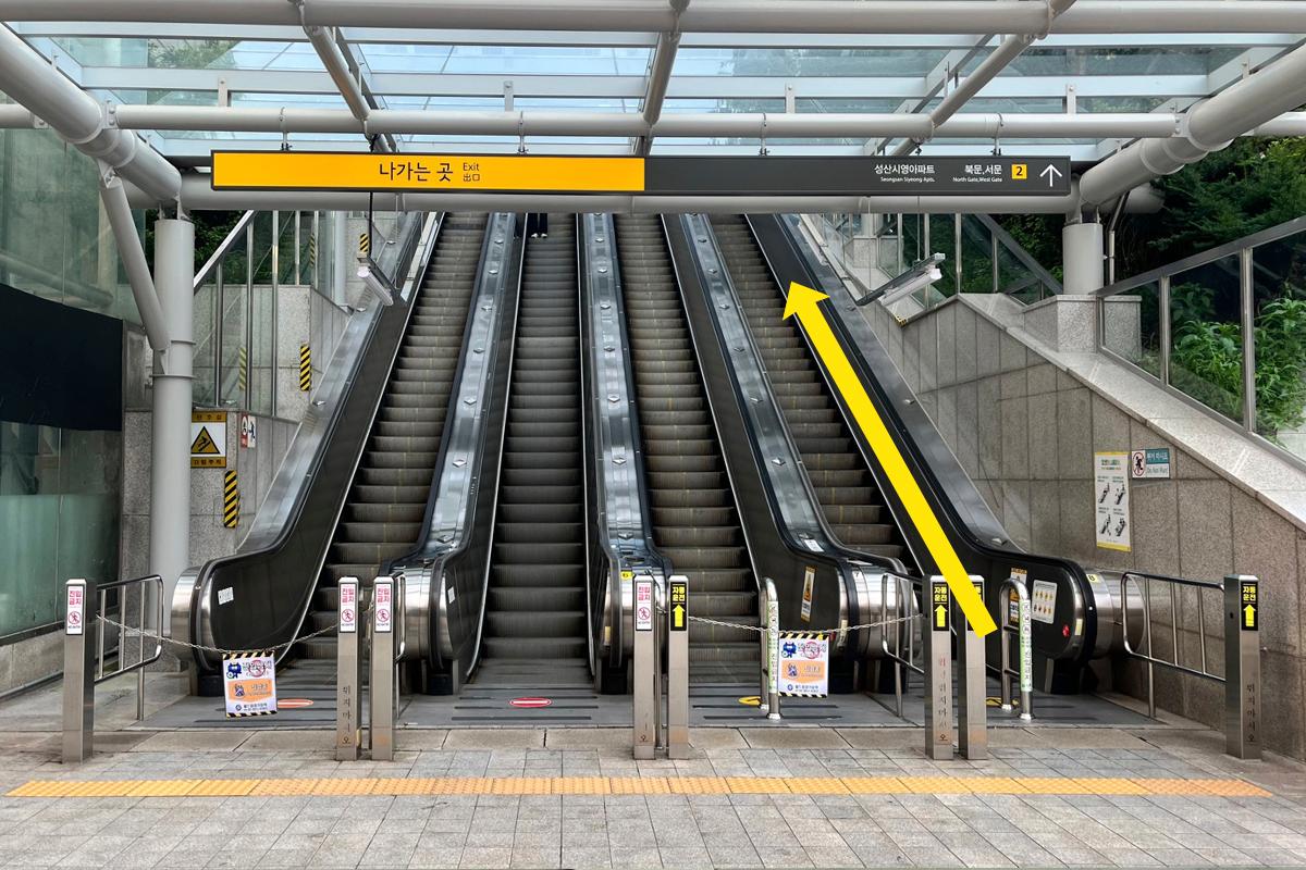 Эскалатор на станции World Cup Stadium в Сеуле, ведущий наверх.