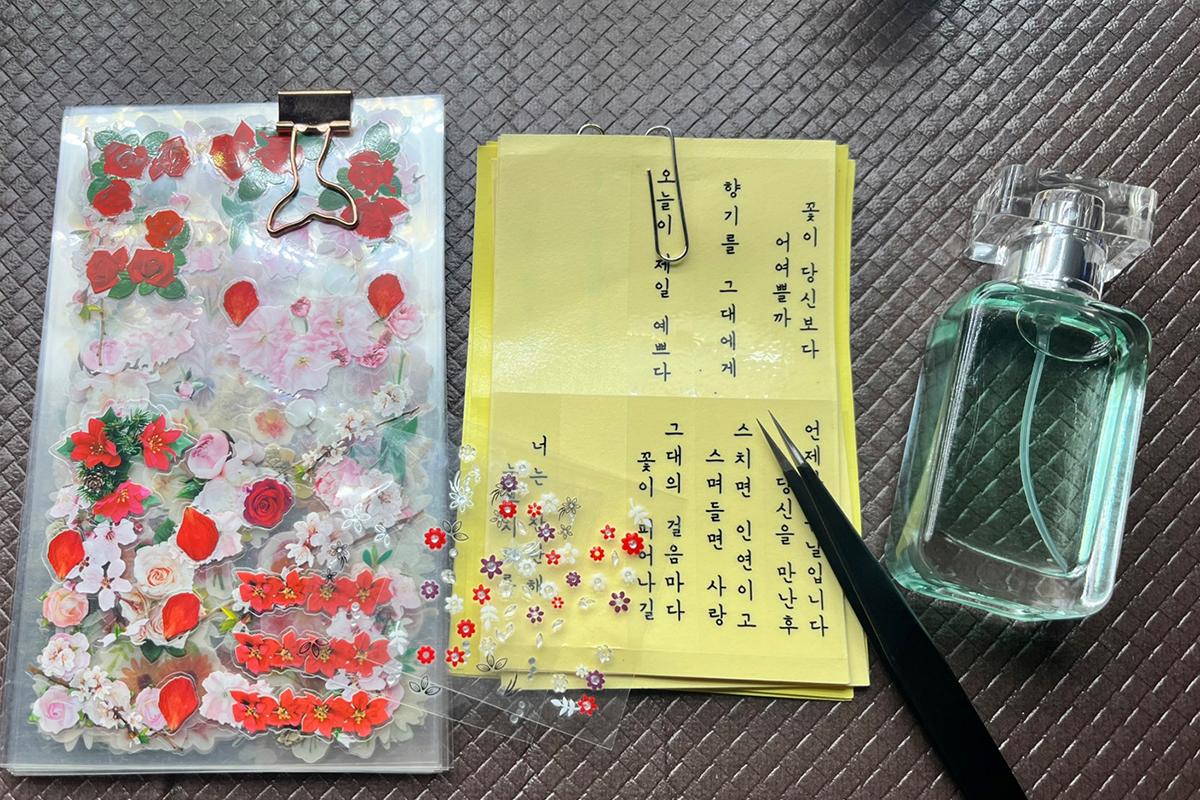 Набор цветов и наклеек для декорирования бутылки в Aroma Forest Sangam.