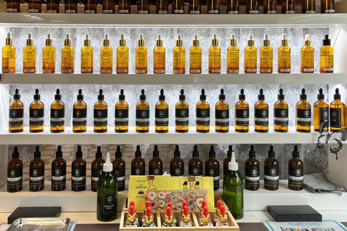 Большое разнообразие парфюмерных эссенций на полке в Aroma Forest Sangam.