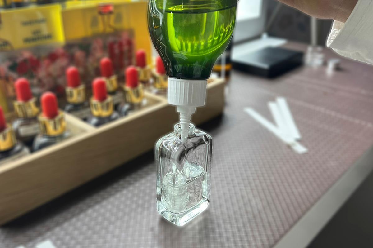 Добавление чистого этанола в парфюмерную бутылку в Aroma Forest Sangam.