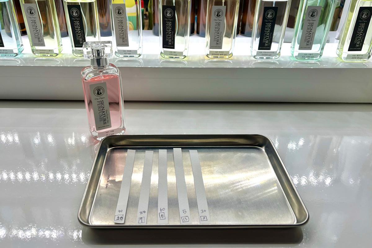 Пробники парфюмов на металлической подставке в Aroma Forest Sangam.