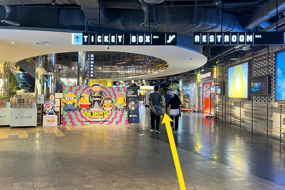 Вход на Мегабокс в здании World Cup Stadium в Сеуле.