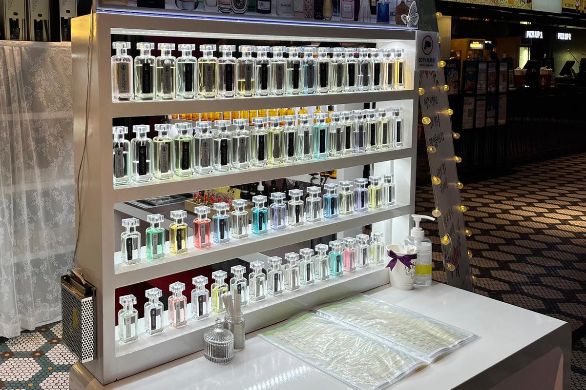 Бутылки с парфюмерными эссенциями в мастерской Aroma Forest Sangam.