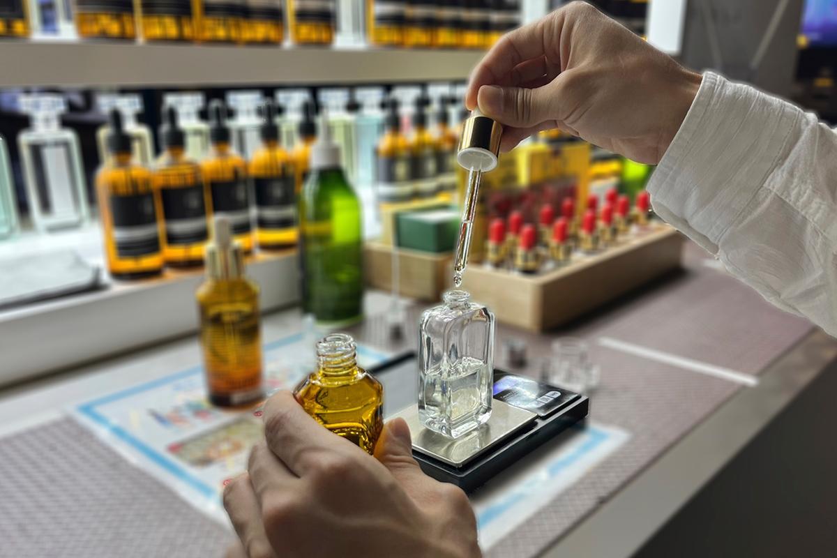 Процесс измерения ингредиентов для создания духов в Aroma Forest Sangam.