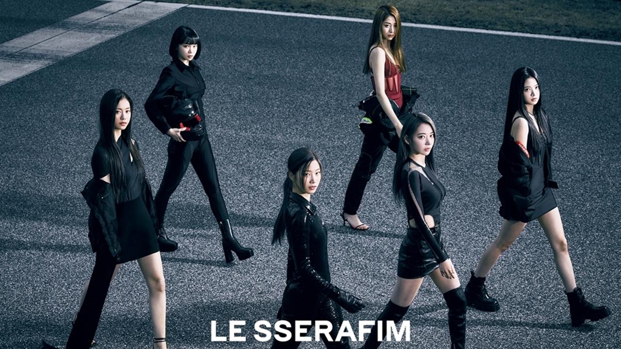 LE SSERAFIMのメンバーがステージで手を振っている様子,韓国のガールズグループ