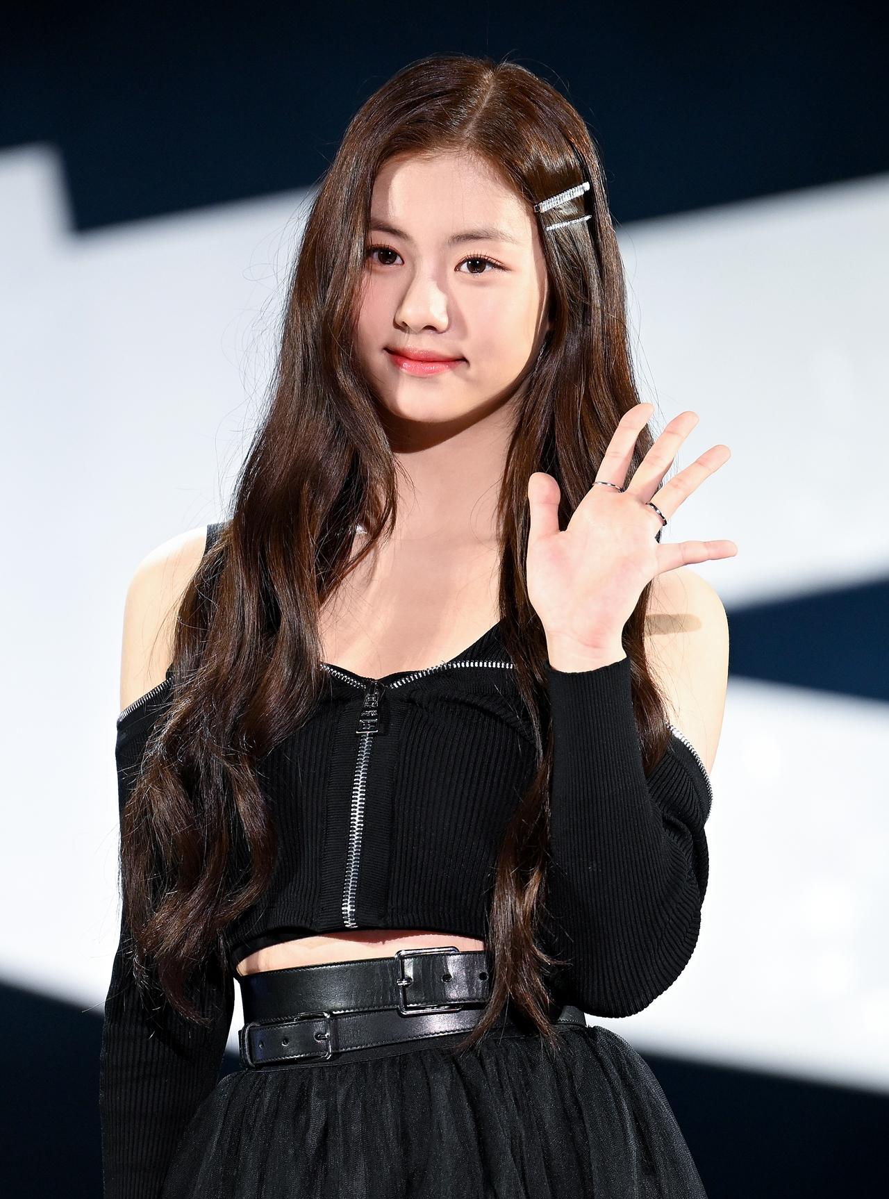 LE SSERAFIMのメンバーが舞台でパフォーマンスしている様子,韓国のガールズグループ