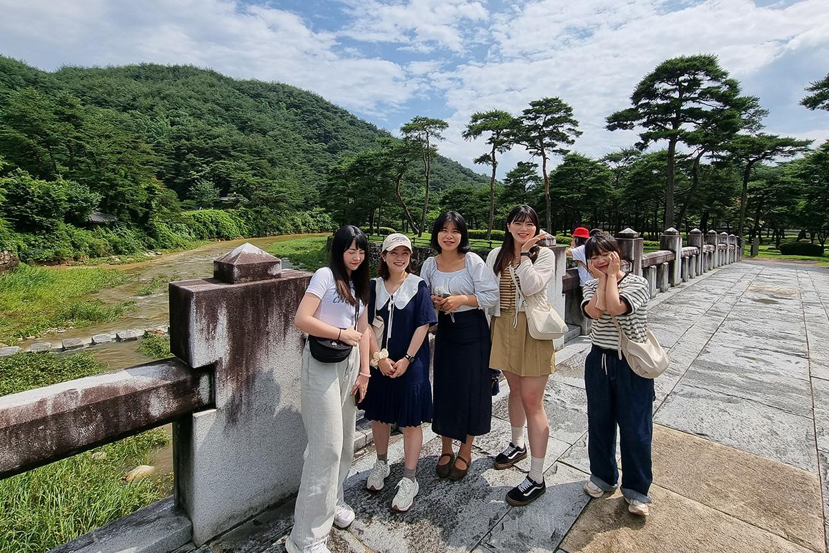 Image des bâtiments du Sosu Seowon, une institution éducative historique en Corée, vue en une journée ensoleillée.