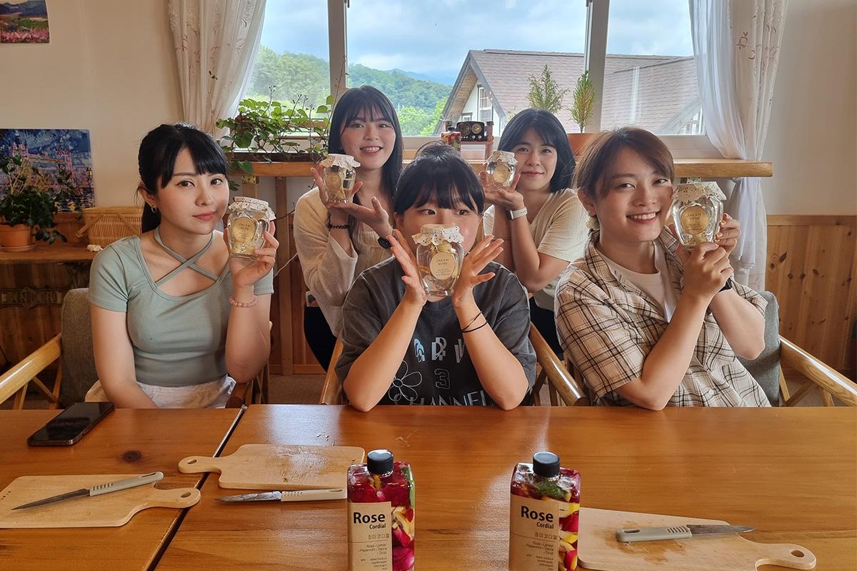 บรรยากาศสบายๆ ของกิจกรรมชงชาดอกไม้และไวน์โสมที่ยองจู เพลิดเพลินกับเครื่องดื่มอันเป็นเอกลักษณ์ของเกาหลี