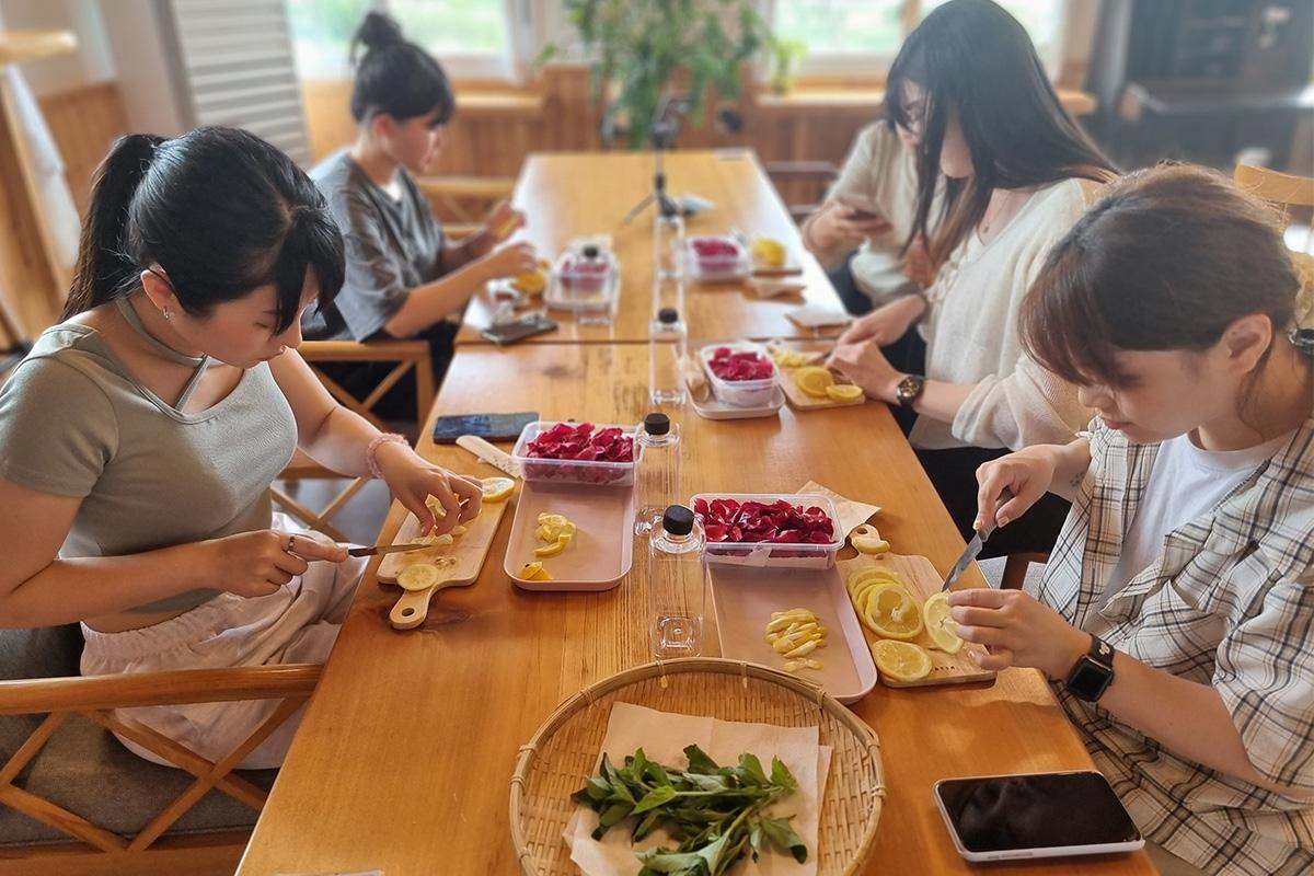 กลุ่มคนที่กำลังสาธิตการทำไวน์โสมพุงกีในสถานที่ที่ยองจู เชิญชวนให้สัมผัสประสบการณ์ประดิษฐ์และชงไวน์ในเกาหลี