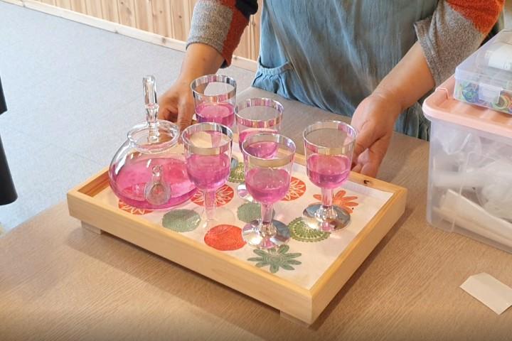 Groupe sur des VTT prêts pour une aventure dans les montagnes de Mungyeong, avec des casques de sécurité pour l'atelier.