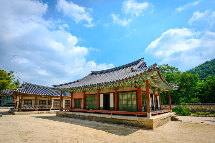 Le portail traditionnel du Sosu Seowon sous un ciel bleu, représentant une image emblématique de l'architecture éducative coréenne.