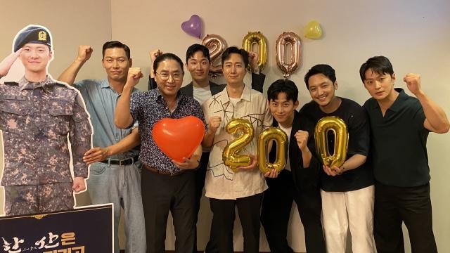 映画『閑山:竜の出現』の200万観客突破を祝うため、俳優と監督が集まり、バルーンとハートの風船を持ちながらポーズを取るキャストたち。