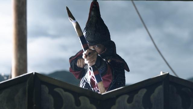 映画『閑山:竜の出現』のシーンで、パク・ヘイル演じるイ・スンシンが倭軍に向かって弓を射る姿。