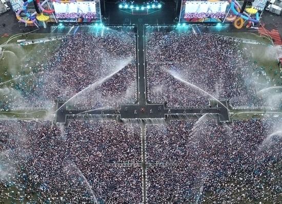 PSYの野外コンサート「びっしょりショー」で水を浴びながら楽しむ観客の様子