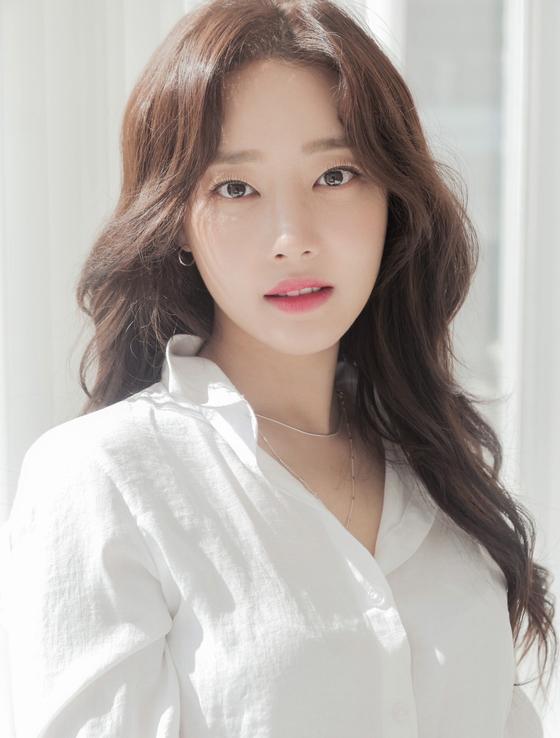 女優コ·ウリ、白いシャツを着た結婚インタビュー写真