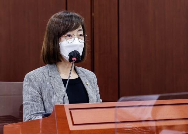 ソウル汝矣島の国会で保健福祉委員会全体会議が開かれ、重要な報告が行われています。新型コロナウイルス感染者とそれに関連する対策が議論されています。