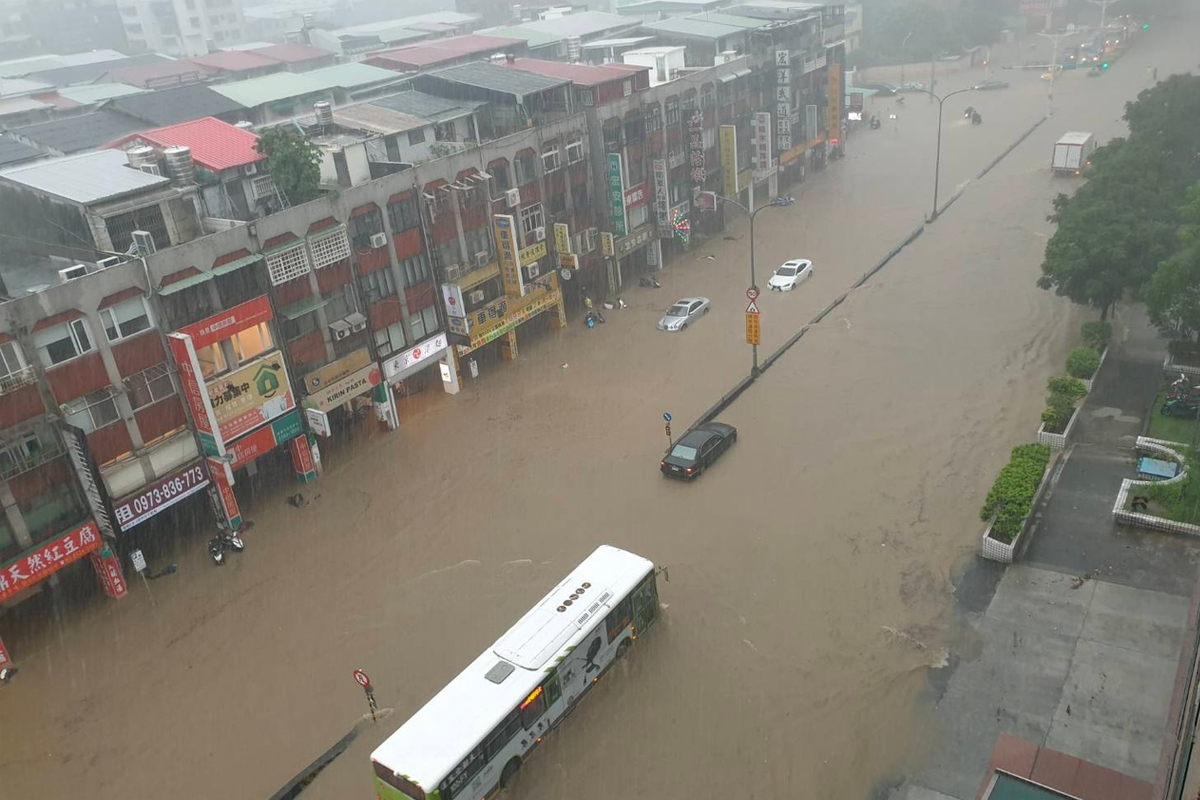 臺北市因暴雨淹水的狀況，街道及店鋪被水淹沒，交通中斷。