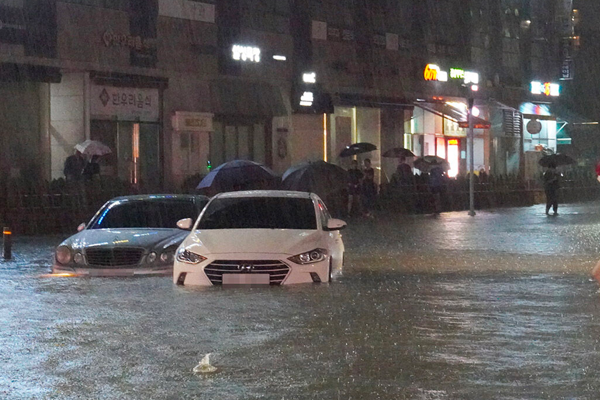 韓國首爾江南區在暴雨中遭遇嚴重的淹水情形，店鋪和車輛皆處於水中。