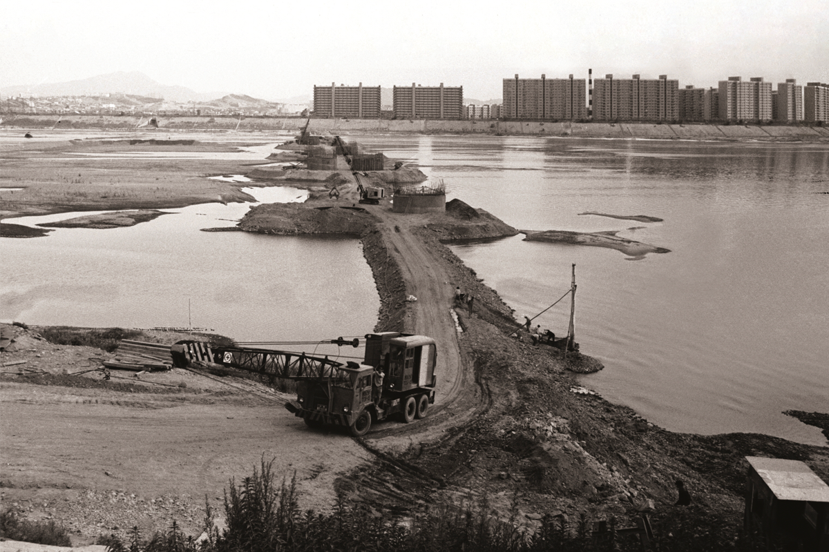 1970年代韓國江南地區的開發建設現場，顯示城市基礎設施的初期發展。