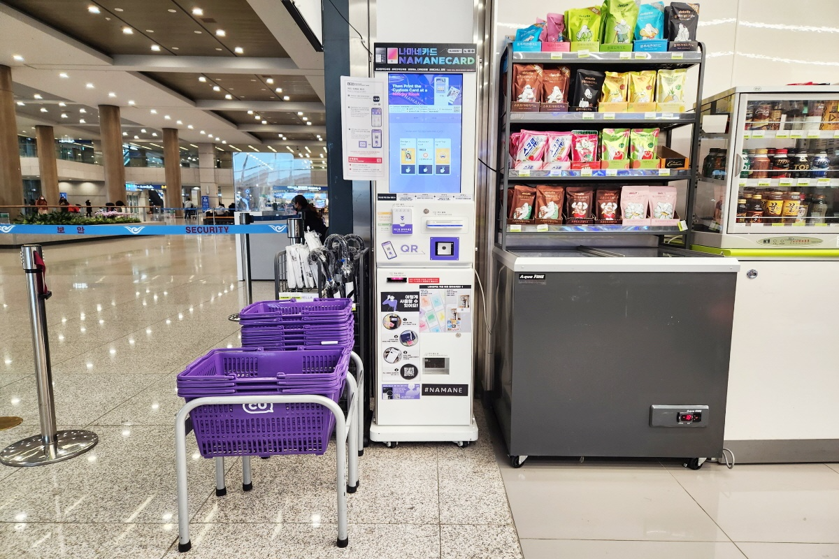 機場內NAMANE自助卡機位置，方便旅客通過QR碼和信用卡進行快速增值