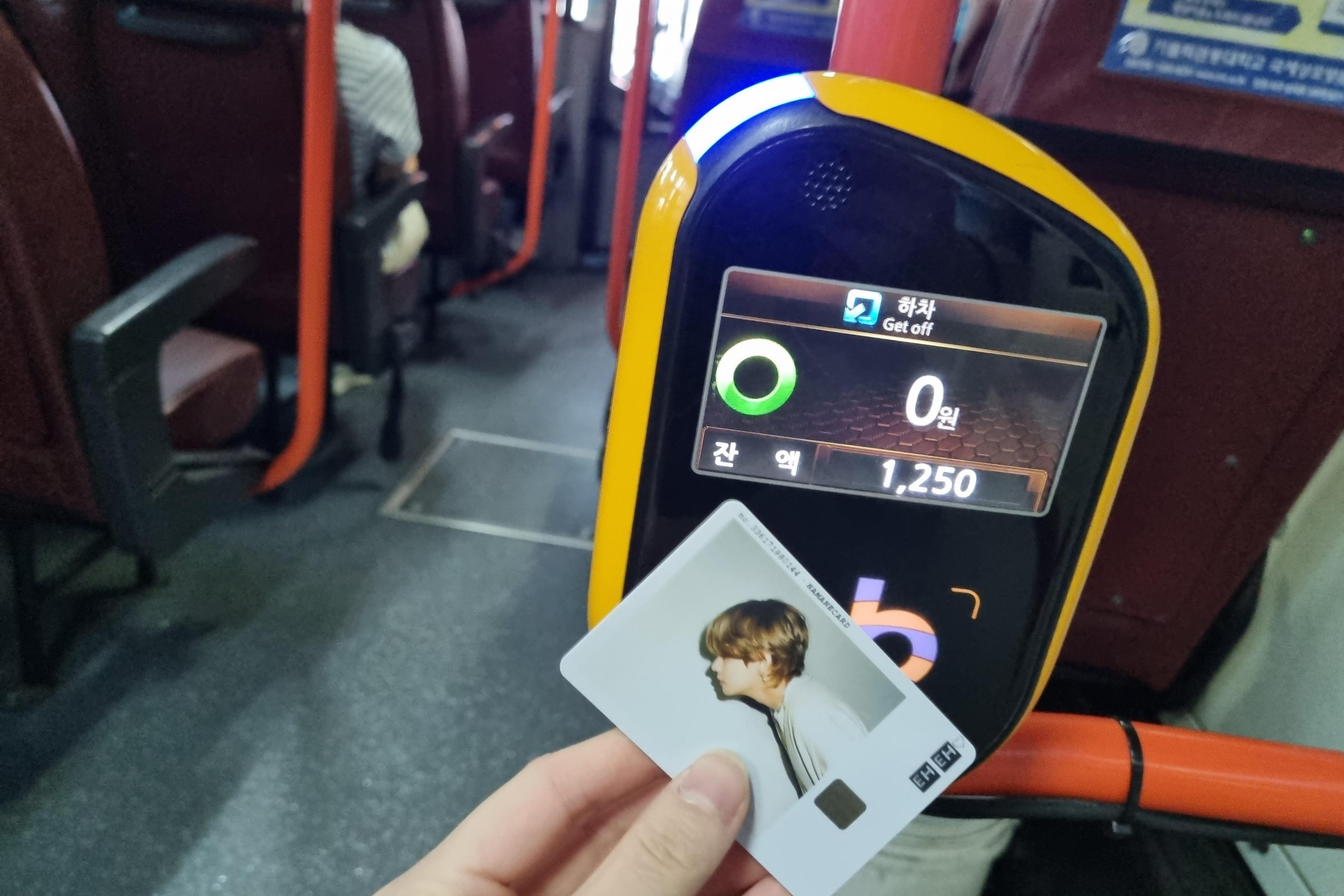 NAMANEカード発行に適したキオスク、交通機関利用の利便性を提供するために設置された中央トラベルロケーション