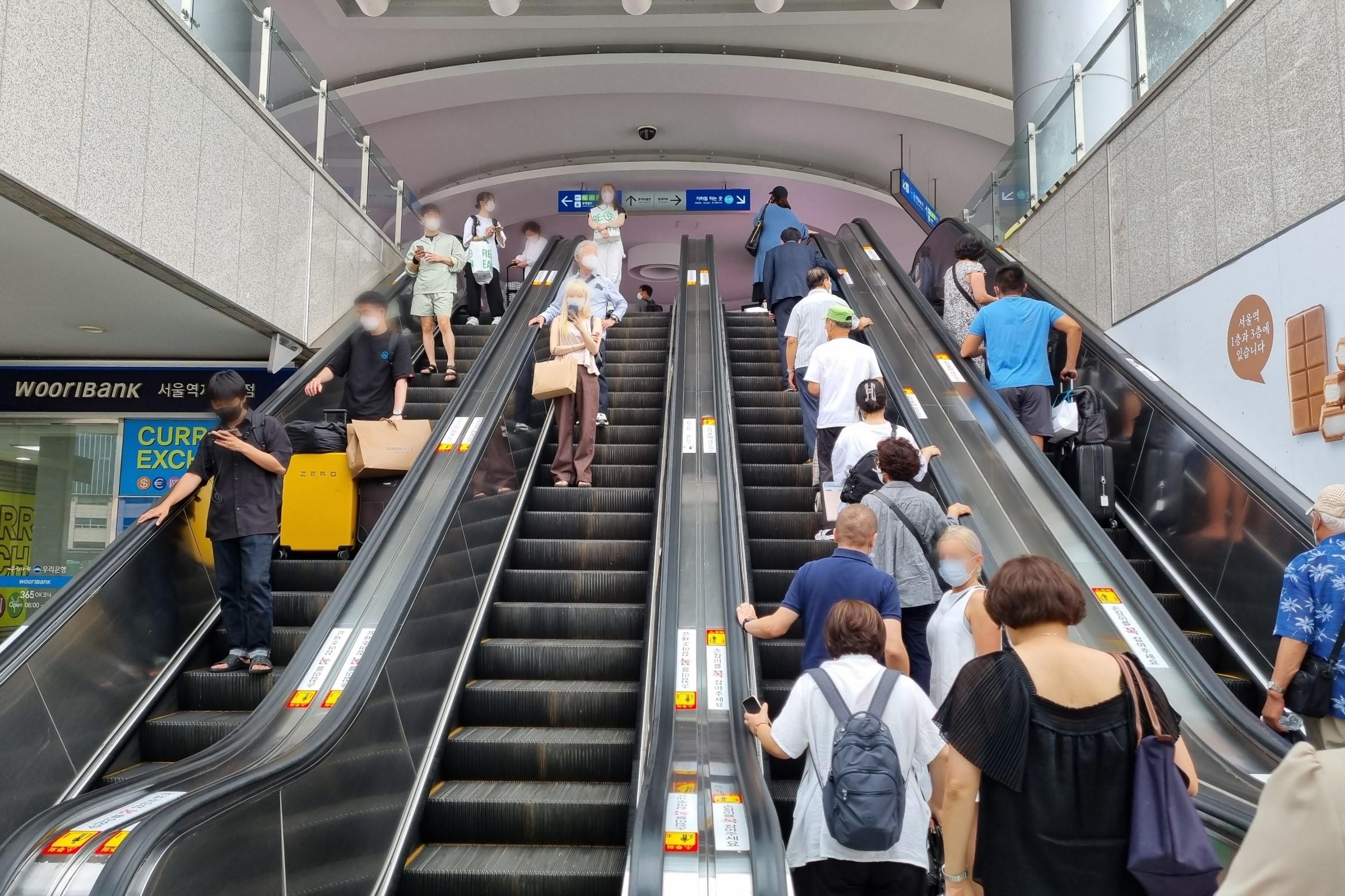 仁川国際空港で提供される便利なNAMANEカード発行キオスク、旅行者が到着してすぐにカスタムカードを入手できる効率的なサービスオプション